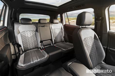 Interno della Volkswagen Tiguan Allspace con sedili posteriori abbattuti
