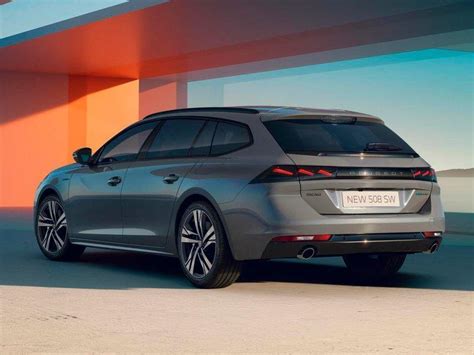 Interno della Peugeot 508 SW con cruscotto moderno