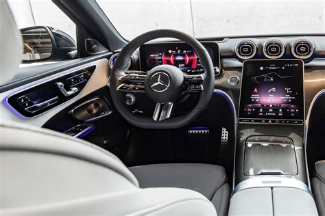 Cruscotto digitale e schermo centrale della Mercedes-AMG Classe C Station Wagon