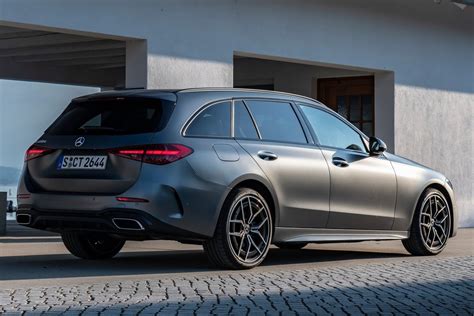 Vista posteriore della Mercedes-AMG Classe C Station Wagon con portellone del bagagliaio aperto