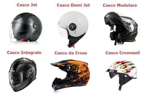 Esposizione di caschi da moto di diverse marche