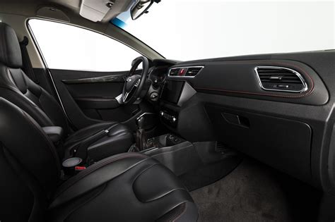 Interni di un veicolo EVO con sedili in ecopelle e display infotainment