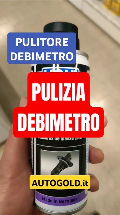 Persona che spruzza spray pulitore sul debimetro