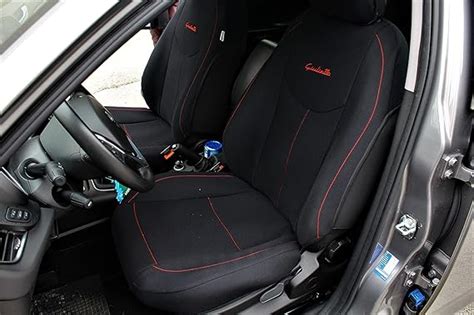Interno Alfa Romeo 147 con coprisedili eleganti