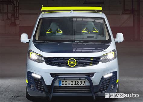 Veduta frontale di una Opel Zafira serie 2
