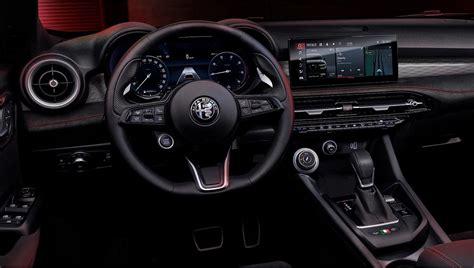 Interni Alfa Romeo Tonale con quadro strumenti digitale