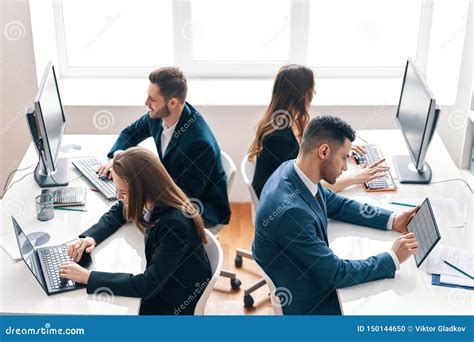 persona al lavoro in ufficio con computer