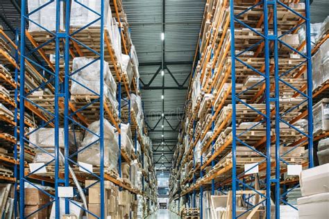 Magazzino moderno con scaffalature
