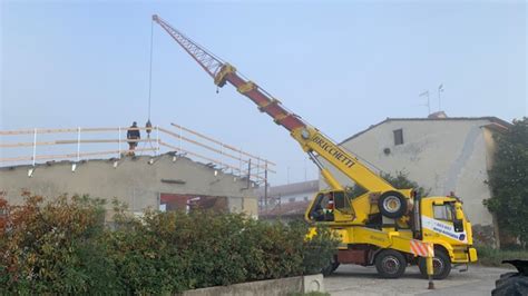 Autogru in azione per sollevamento