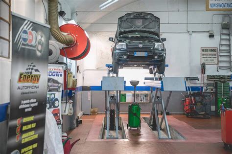 Un'officina meccanica moderna con un'auto sul ponte