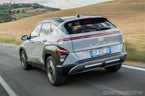 Nuova Hyundai Kona Hybrid vista frontalmente