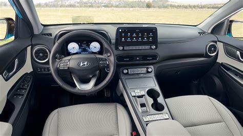 Interni della Hyundai Kona Hybrid con doppio display