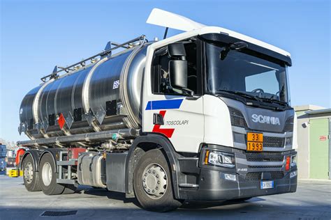 Immagine stilizzata di un camion frigorifero Algida in transito su un'autostrada italiana