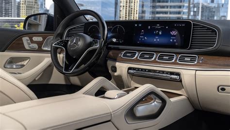 Interni Mercedes GLE con schermi affiancati