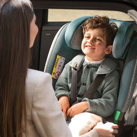 Bambino sorridente e sicuro su seggiolino auto Chicco