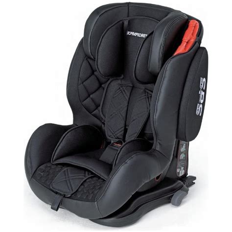 Bambini di diverse età in seggiolini auto Chicco