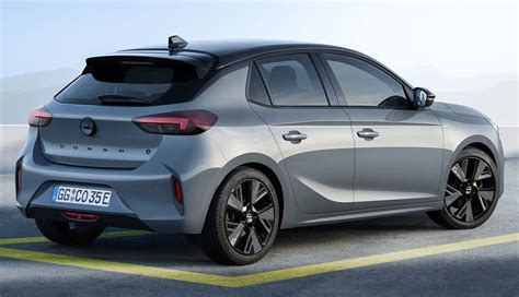 Opel Corsa in primo piano con dettagli del design sportivo