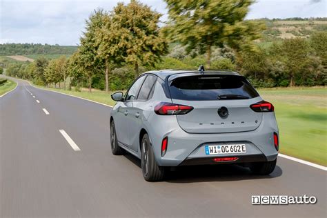 Opel Corsa in movimento su strada