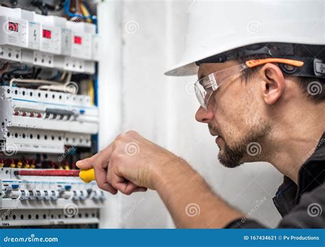 Tecnico al lavoro su un'auto Volkswagen
