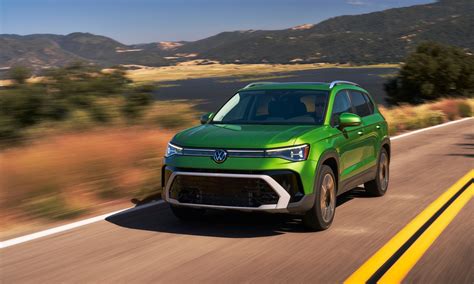 Volkswagen Taos in un ambiente urbano moderno