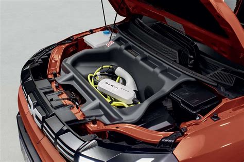 Dettaglio del motore 1.4 TSI sotto il cofano del Taos