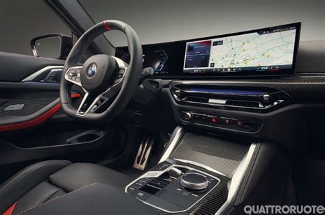 Interni di una BMW Serie 5 con dotazioni tecnologiche