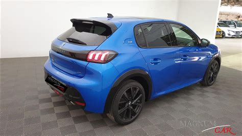 Peugeot 208 Blu Vertigo in primo piano