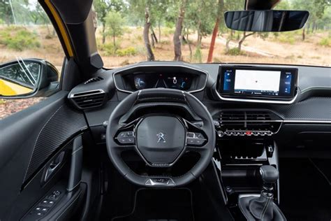 Interni della Peugeot 208 con i-Cockpit 3D
