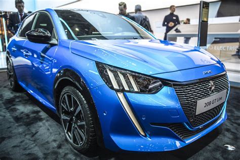 Dettaglio della firma luminosa a tre artigli della Peugeot 208 GT