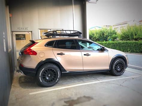 Volvo V40 Cross Country in contesto off-road leggero
