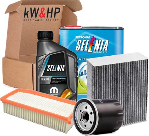 Componenti di un kit tagliando: filtro olio, filtro aria, filtro abitacolo e olio motore