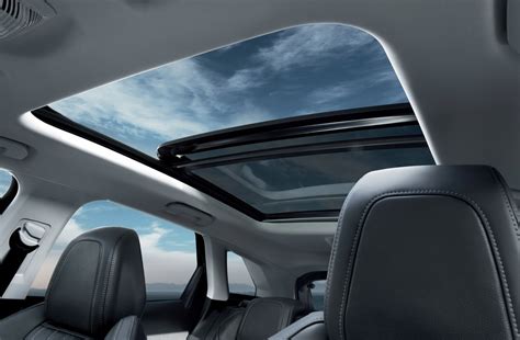 Peugeot 508 con tetto panoramico in primo piano