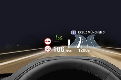 Interni BMW Serie 5 con display centrale e Head-Up Display