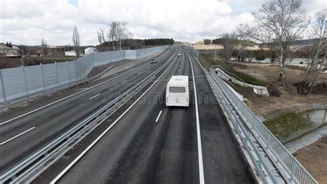 Automobilista che guida su una strada rettilinea