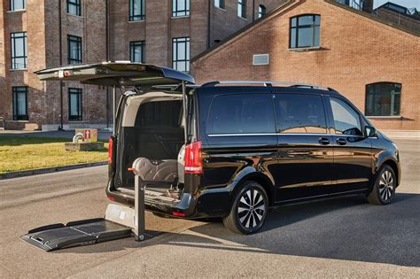 Mercedes Classe V adattata per disabili, con rampa di accesso