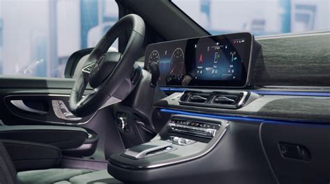 Cruscotto interno della Mercedes Classe V con sistema di navigazione