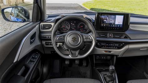 Interni della Suzuki Swift 4x4 con cruscotto e sedili
