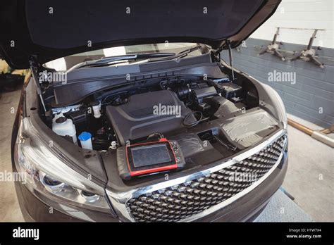 Ford Fusion con cofano aperto che mostra il vano batteria