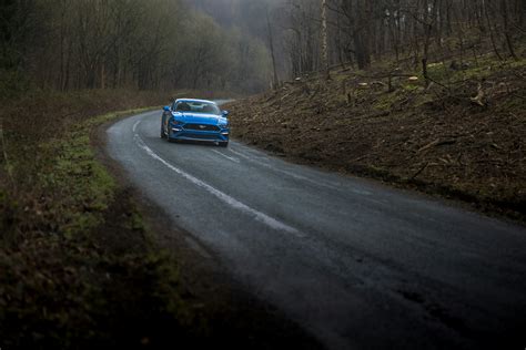 Lexus RC-F in azione su una strada di campagna britannica