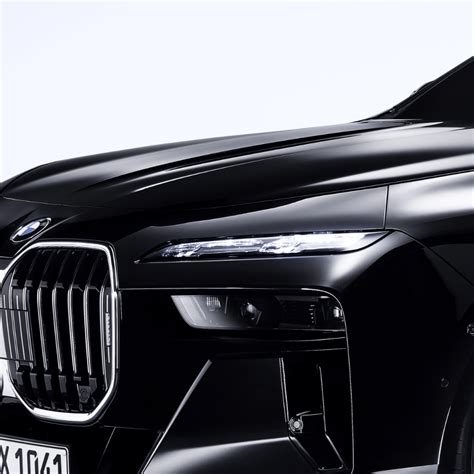 BMW Serie 7 frontale con gruppi ottici sdoppiati e doppio rene illuminato