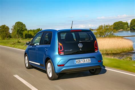 Volkswagen up! con cofano aperto