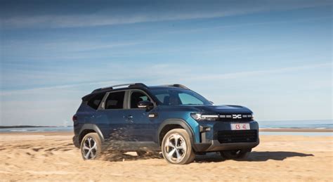 Dacia SUV esprit Alpine in un paesaggio panoramico