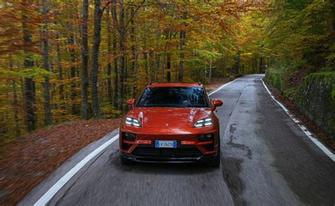 Porsche Macan in strada