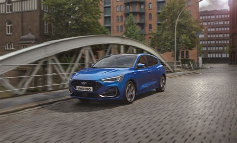 Ford Focus IV in movimento su strada panoramica