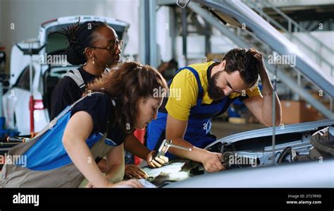 Tecnici Volkswagen che eseguono la manutenzione su un veicolo commerciale