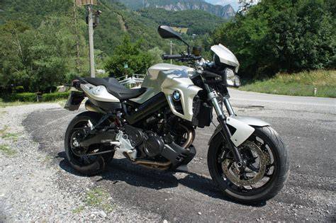 BMW F800R in azione su strada di montagna