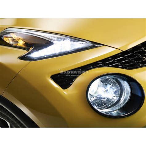 Dettaglio fari anteriori Nissan Juke RS con luci diurne a LED