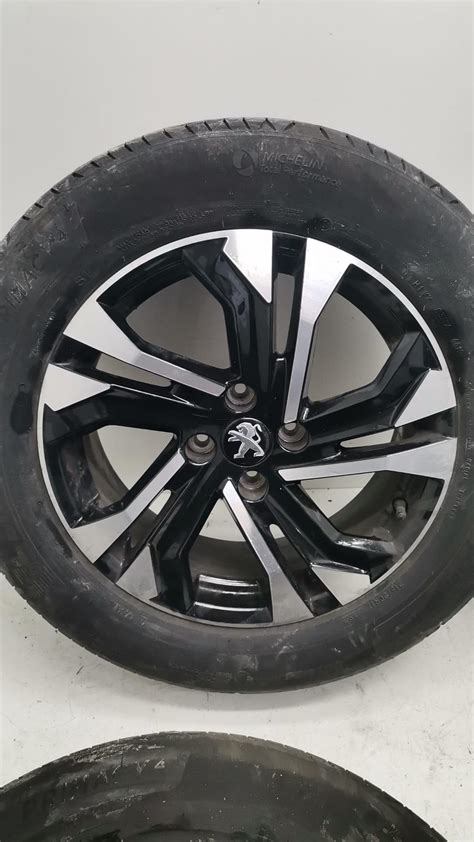 Dettaglio cerchi in lega Peugeot 108 Allure