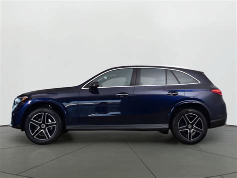 Mercedes-Benz GLC in blu notte con luci LED accese