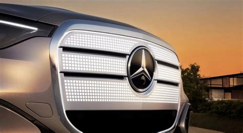 Dettaglio del frontale della Mercedes-Benz GLC con la Stella